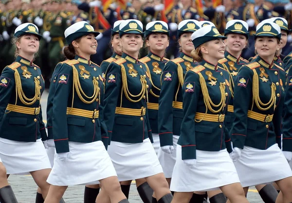 军事大学和沃尔斯基军事支援学院的女学生在红场纪念胜利日的阅兵式上以赫鲁列夫的名字命名 — 图库照片