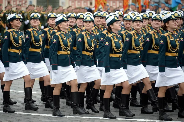Askeri Üniversite ve Volsky Askeri Malzeme Destek Enstitüsü Kız öğrenciler Zafer Günü onuruna Kızıl Meydan'da bir geçit töreni sırasında Khrulev adını — Stok fotoğraf