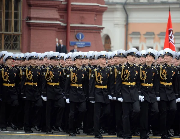 Δόκιμους του στρατιωτικού σώματος του Πολεμικού Ναυτικού του Κρόνσταντ κατά τη διάρκεια της παρέλασης στην κόκκινη πλατεία προς τιμήν της μέρας της νίκης — Φωτογραφία Αρχείου