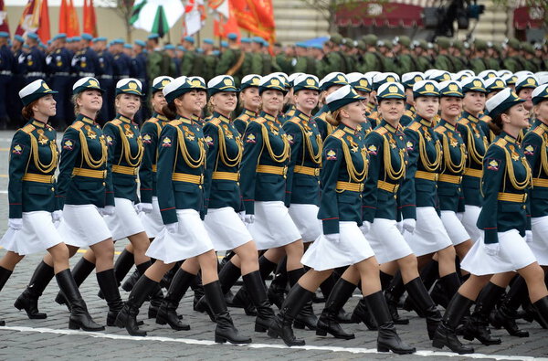  Студентки Военного университета и Вольского военного института материальной поддержки им. Хрулева во время парада на Красной площади в честь Дня Победы
