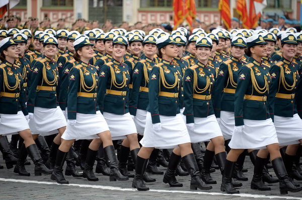  Студентки Военного университета и Вольского военного института материальной поддержки им. Хрулева во время парада на Красной площади в честь Дня Победы
