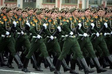  Zafer Bayramı onuruna Kızıl Meydan'da bir geçit töreni sırasında Moskova Yüksek Askeri Komuta Okulu Öğrencileri