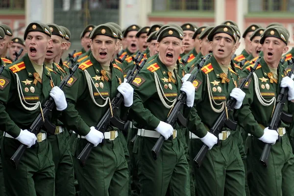 Cadetten van de Moskou hogere militaire commando school tijdens een parade op het Rode plein ter ere van de dag van de overwinning — Stockfoto