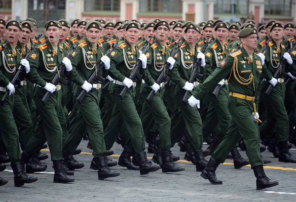 Cadetes da Escola Superior de Comando Militar de Moscou durante um desfile na Praça Vermelha em honra do Dia da Vitória — Fotografia de Stock