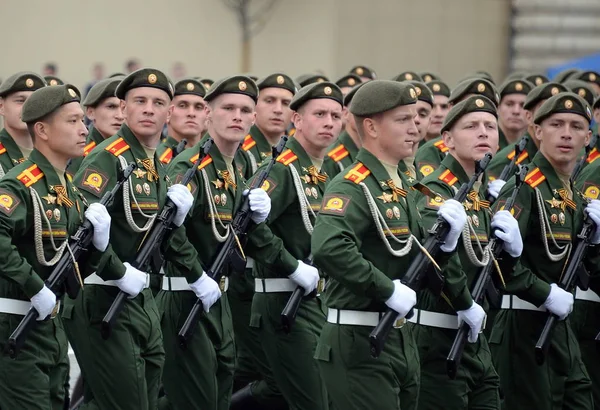 Zafer Bayramı onuruna Kızıl Meydan'da bir geçit töreni sırasında Moskova Yüksek Askeri Komuta Okulu Öğrencileri — Stok fotoğraf