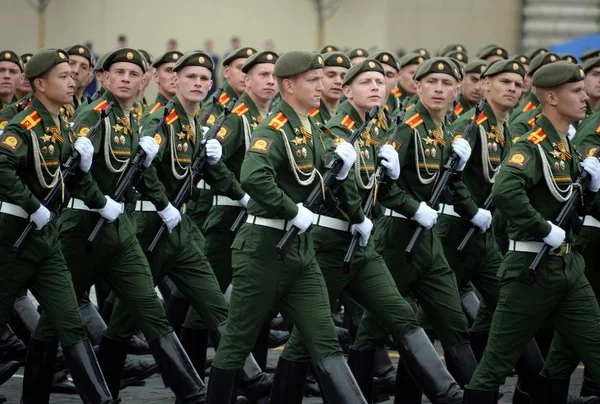 Cadetes de la Escuela Superior de Mando Militar de Moscú durante un desfile en la Plaza Roja en honor al Día de la Victoria — Foto de Stock