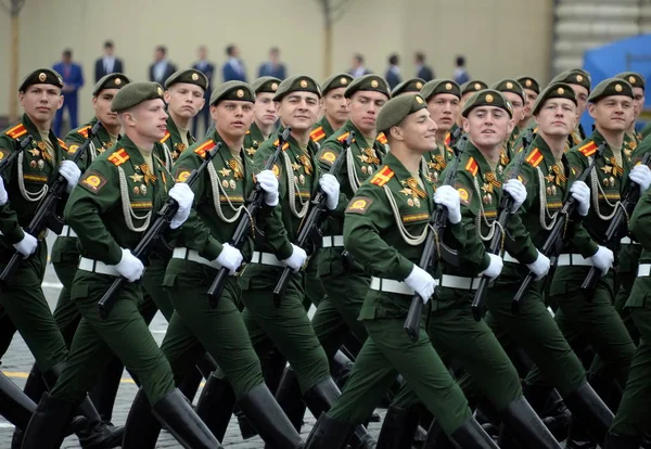 Cadetes de la Escuela Superior de Mando Militar de Moscú durante un desfile en la Plaza Roja en honor al Día de la Victoria — Foto de Stock