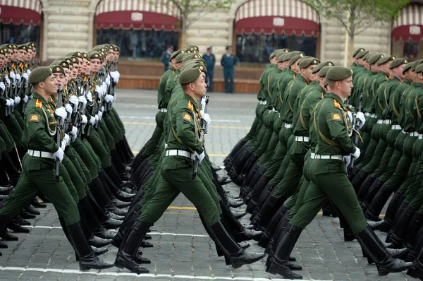 Zafer Bayramı onuruna Kızıl Meydan'da bir geçit töreni sırasında Moskova Yüksek Askeri Komuta Okulu Öğrencileri — Stok fotoğraf