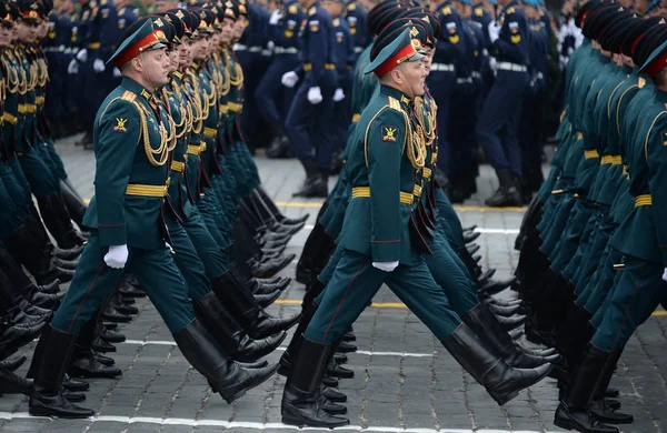 Offiziere der kombinierten Waffenakademie der Streitkräfte der Russischen Föderation während der Parade auf dem Roten Platz zu Ehren des Sieges — Stockfoto
