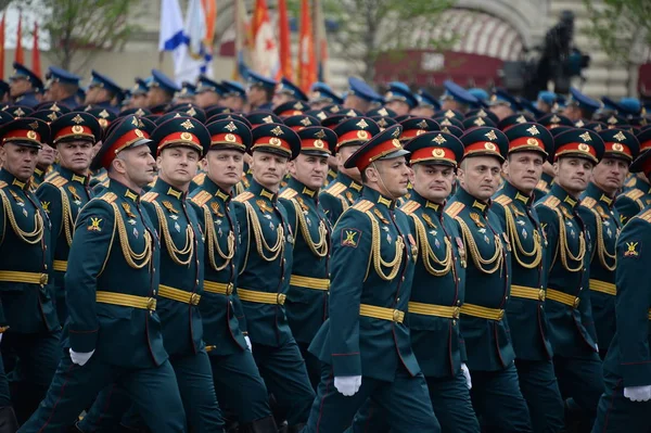 Oficiales de la Academia de Armas Combinadas de las Fuerzas Armadas de la Federación Rusa durante el desfile en la plaza roja en honor al Día de la Victoria — Foto de Stock