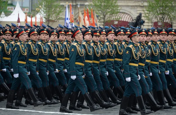 Tisztviselői a kombinált fegyverkezési Akadémia a fegyveres erők az Orosz Föderáció a felvonulás során a piros négyzet tiszteletére Victory Day — Stock Fotó