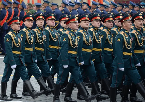 Офицеры объединенной Военной академии Вооруженных Сил Российской Федерации во время парада на Красной площади в честь Дня Победы — стоковое фото