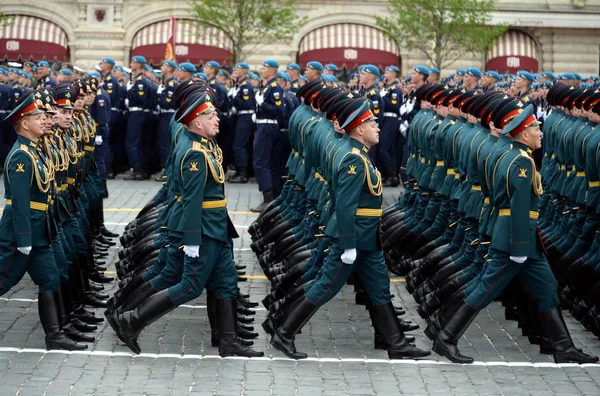 俄罗斯联邦武装部队联合武器学院的军官在红场庆祝胜利日的阅兵式上 — 图库照片