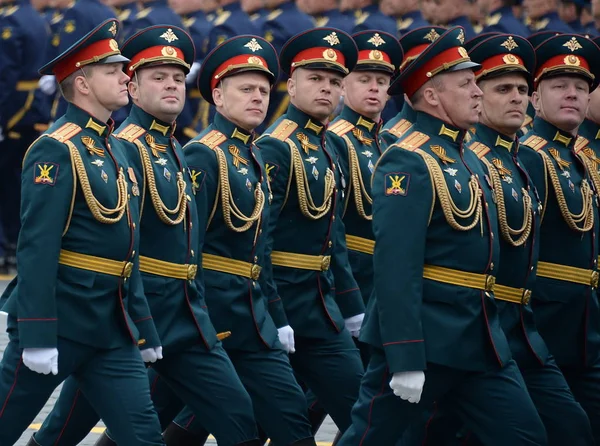 Offiziere der kombinierten Waffenakademie der Streitkräfte der Russischen Föderation während der Parade auf dem Roten Platz zu Ehren des Sieges — Stockfoto