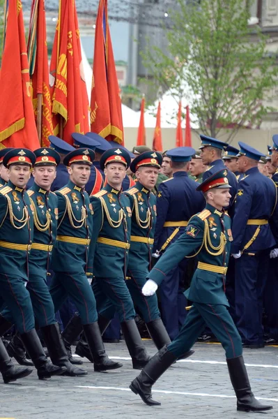 Офицеры объединенной Военной академии Вооруженных Сил Российской Федерации во время парада на Красной площади в честь Дня Победы — стоковое фото