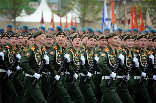 승리의 날을 기념하여 붉은 광장에서 퍼레이드를 하는 동안 러시아 국방부 군사 대학 생도들 — 스톡 사진