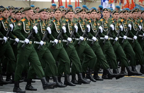 Cadetes de la Universidad Militar del Ministerio de Defensa de la Federación Rusa durante un desfile en la Plaza Roja en honor al Día de la Victoria — Foto de Stock