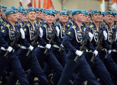   Askerler Ryazan havadan komut okul. V. Margelova kırmızı kare üzerinde geçit onuruna Zafer Bayramı sırasında