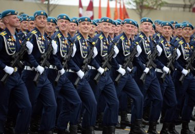   Askerler Ryazan havadan komut okul. V. Margelova kırmızı kare üzerinde geçit onuruna Zafer Bayramı sırasında