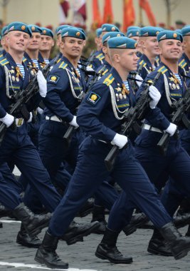   Askerler Ryazan havadan komut okul. V. Margelova kırmızı kare üzerinde geçit onuruna Zafer Bayramı sırasında