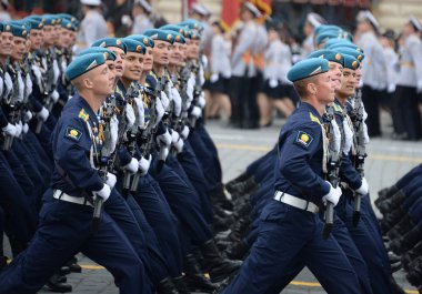   Askerler Ryazan havadan komut okul. V. Margelova kırmızı kare üzerinde geçit onuruna Zafer Bayramı sırasında