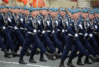   Askerler Ryazan havadan komut okul. V. Margelova kırmızı kare üzerinde geçit onuruna Zafer Bayramı sırasında