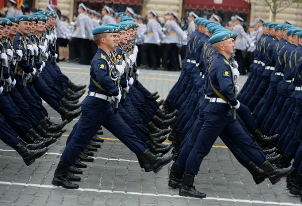 Katonák Ryazan levegőben parancs iskola. V. Margelova alatt a felvonulás a Vörös téren tiszteletére győzelem napja — Stock Fotó