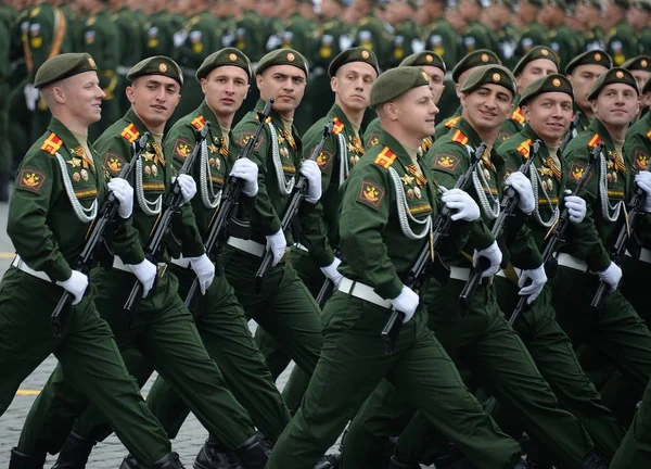 Cadetten van de militaire academie van logistiek tijdens de parade op het Rode plein ter ere van de dag van de overwinning — Stockfoto