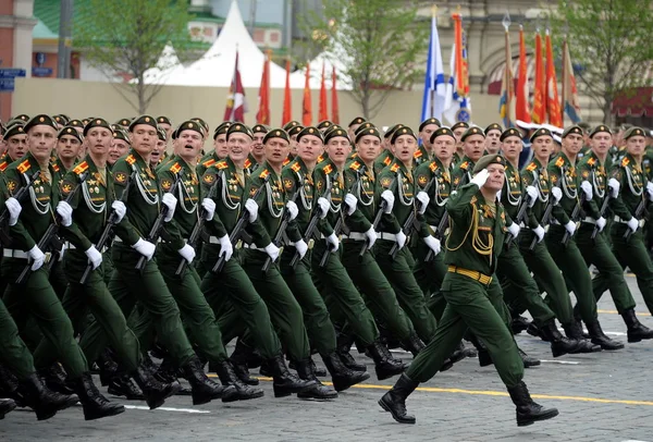 Cadetes da Academia militar de logística durante o desfile na praça vermelha em honra do Dia de vitória — Fotografia de Stock