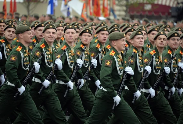 Cadetes da Academia militar de logística durante o desfile na praça vermelha em honra do Dia de vitória — Fotografia de Stock