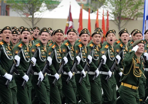 Cadetes da Academia militar de logística durante o desfile na praça vermelha em honra do Dia de vitória — Fotografia de Stock