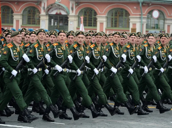 Cadetes da Academia militar de logística durante o desfile na praça vermelha em honra do Dia de vitória — Fotografia de Stock