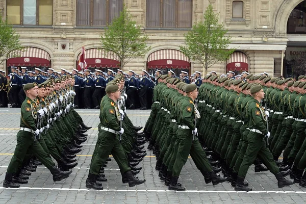 军事科学院学员在红场阅兵纪念胜利日 — 图库照片