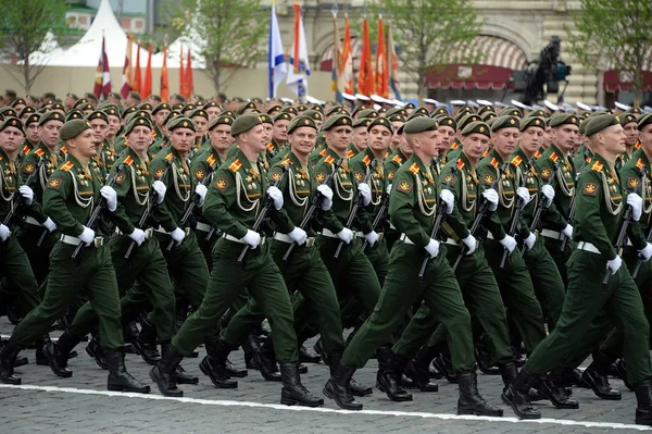 Cadetes de la Academia Militar de Logística durante el desfile en la plaza roja en honor al Día de la Victoria —  Fotos de Stock