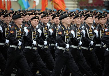  336. Ayrı Muhafızlar Belostok Tugayı Baltık Filosu'nun Deniz Piyadeleri Zafer Bayramı onuruna Kızıl Meydan'da bir geçit töreni sırasında