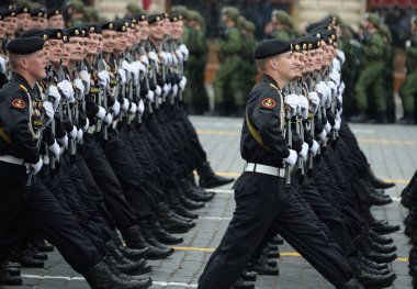  336. Ayrı Muhafızlar Belostok Tugayı Baltık Filosu'nun Deniz Piyadeleri Zafer Bayramı onuruna Kızıl Meydan'da bir geçit töreni sırasında