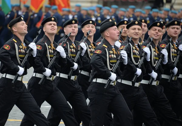 Marineinfanteristen der 336th separate Garde belostok Brigade der baltischen Flotte während einer Parade auf dem Roten Platz zu Ehren des Sieges — Stockfoto