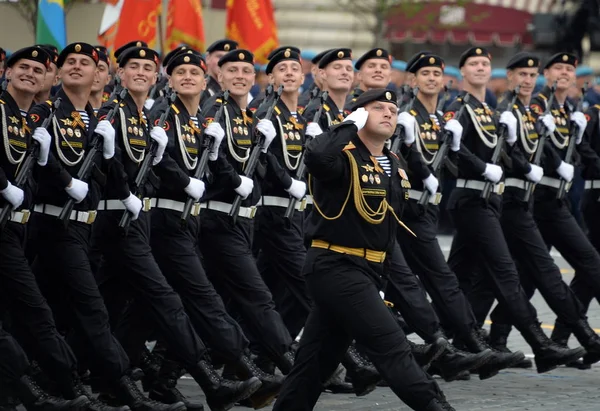 Πεζοναύτες της 336th της ταξιαρχίας του στόλου της Βαλτικής, κατά τη διάρκεια παρέλασης στην κόκκινη πλατεία προς τιμήν της ημέρας της νίκης — Φωτογραφία Αρχείου