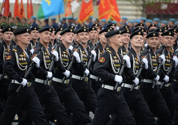波罗的海舰队第336独立卫队贝罗托克旅的海军陆战队员在红场参加阅兵式，纪念胜利日 — 图库照片