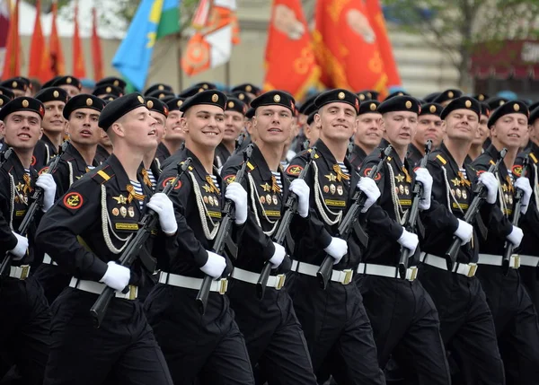 Marineinfanteristen der 336th separate Garde belostok Brigade der baltischen Flotte während einer Parade auf dem Roten Platz zu Ehren des Sieges — Stockfoto