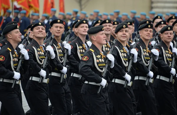 Marines of the 336th Separate Guards Belostok Brigade of the Baltic Fleet during a parade on Red Square in honor of Victory Day — Stock Photo, Image