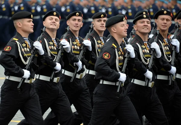 Tengerészgyalogosok a 336th külön őrök Belostok dandár a Balti flotta során a felvonulás a Red Square tiszteletére győzelem napja — Stock Fotó