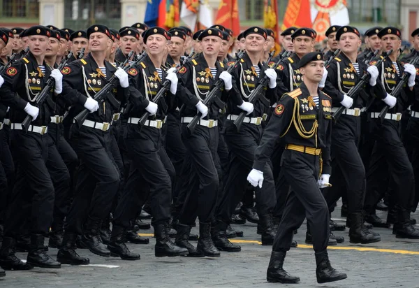 Fuzileiros navais da 336.a Brigada Belostok da Frota do Báltico durante um desfile na Praça Vermelha em honra do Dia da Vitória — Fotografia de Stock