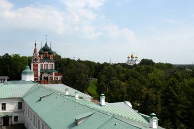  Hücre binası ve Başmelek Michael Kilisesi üzerinde Spaso-Preobrazhensky manastırda çan kulesinden görünümü
