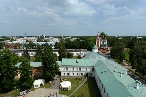 Widok z dzwonnicy w Spaso-Preobrazhensky klasztor na budowę komórek i kościół Archanioła Michała — Zdjęcie stockowe