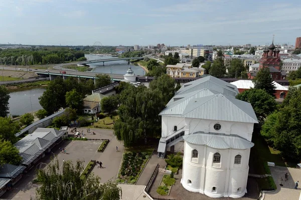La vista desde el campanario del monasterio de Spaso-Transfiguración de Yaroslavl en la cámara Refectorio — Foto de Stock