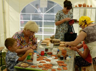  Yaroslavl Kremlin'de çocuklara seramik sanatını öğretmek