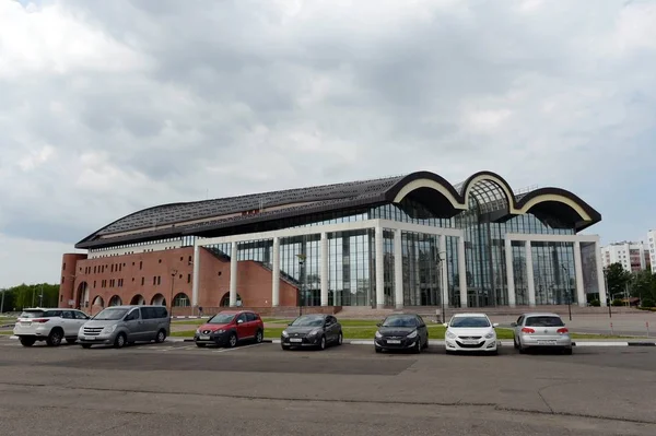 Konzert- und Unterhaltungszentrum "Millennium" in Jaroslawl im Millenniumspark der Stadt — Stockfoto