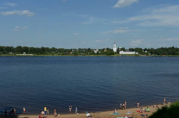 Plaża nad rzeką Wołgą w gaju Pavlovsk w Jarosławiu — Zdjęcie stockowe