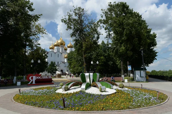 Catedral da Assunção no aterro de Yaroslavl — Fotografia de Stock